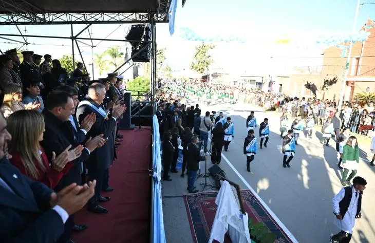 Alumnos prometiendo lealtad a la Bandera en Trancas