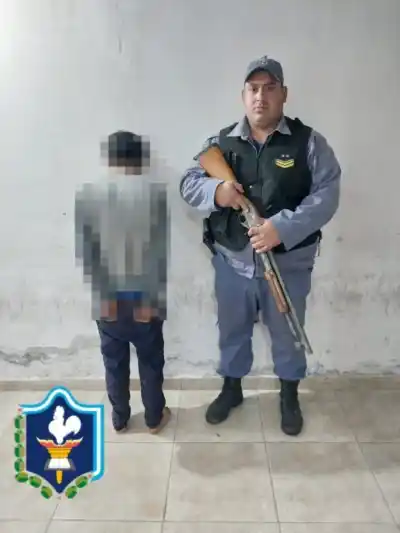 Lo vieron haciendo disturbios en la ruta y salió corriendo: lo que descubrieron al alcanzarlo