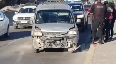 Chocaron tres vehículos en la rotonda en obra de la zona sur y dos quedaron con daños graves