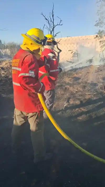 Dos incendios cerca de las casas: así trabajaron los bomberos para frenarlos