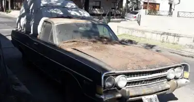 Está junto al contenedor de basura y ya es parte del paisaje: el auto abandonado que cansó a los vecinos