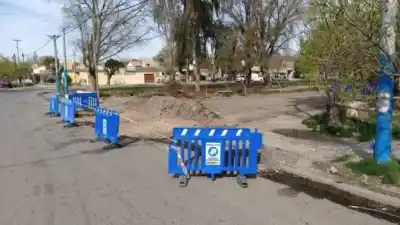 Reparan calles en varios barrios de Roca y piden circular con precaución