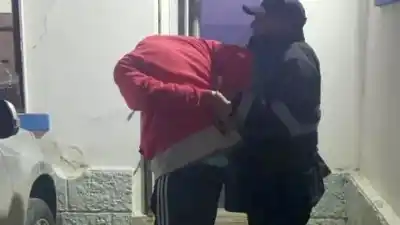 Salía por la ventana de una casa vacía, pero afuera lo esperaban