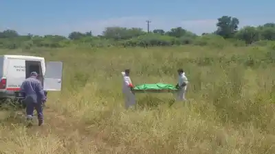 La encontraron tirada en un camino de tierra: qué revelaron las primeras pericias