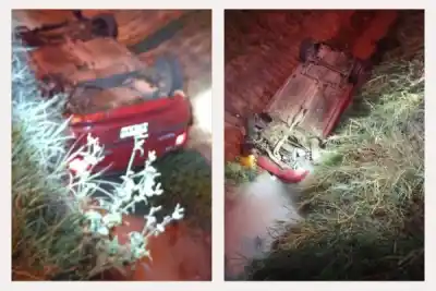 Derrapó en Corrientes y terminó volcado dentro de un canal a la madrugada