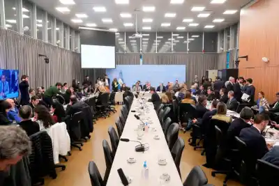 Presionado por la oposición, el oficialismo abre el debate sobre el endeudamiento familiar