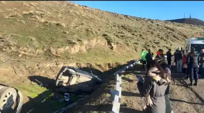 Iba a una entrevista laboral y su auto quedó con las ruedas hacia arriba en la ruta 3