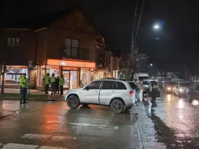 Cruzaba una calle del centro y terminó en el hospital tras ser embestida por una camioneta