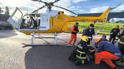 Chocó con su camión en Circunvalación y quedó atrapado: así lo rescataron los bomberos