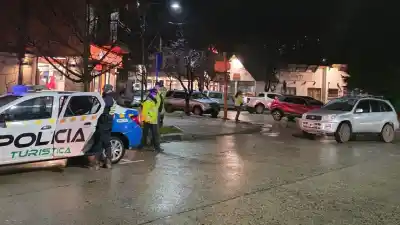 Cruzaba Mascardi bajo la lluvia y una camioneta la embistió en pleno centro