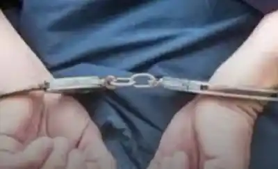 Intentó escapar de la policía y en la huida dejó caer una bolsa que lo delató