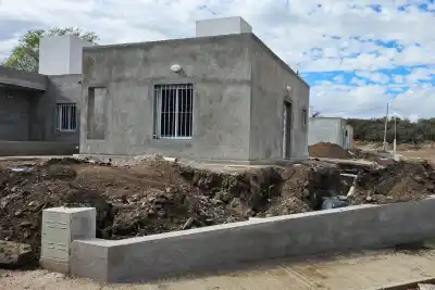 En El Volcán, 30 familias ya ven sus casas casi listas: qué falta para habitarlas
