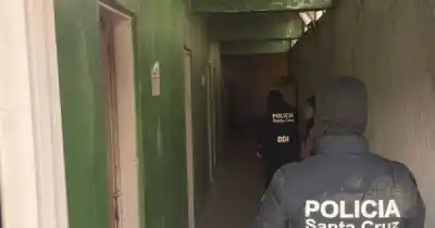 Dos allanamientos, un arsenal oculto: el detalle que complica a los ocupantes