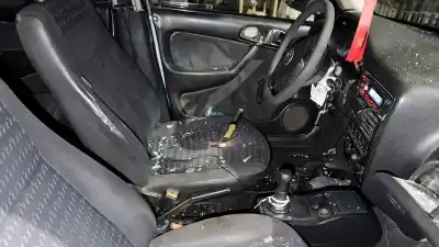 Vio a su expareja con otro hombre y terminó a los martillazos contra un auto