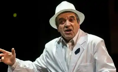 El unipersonal que une a García Márquez con un actor que se desdobla en dos vendedores de ilusiones