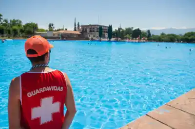 Abren la inscripción para trabajar como guardavidas en las piletas municipales: qué piden y hasta cuándo hay tiempo