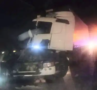 Un camión frenó de golpe en la autopista y desató un choque en cadena: así terminó