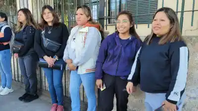 Apartaron a una docente que denunció agresiones y las madres estallaron en la RIM 20