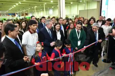 Corte de cintas con multitud, pero la feria de ciencia tiene horarios clave para no perdérsela