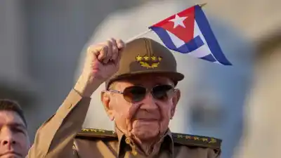 Tiene 95 años y está 'gravemente enfermo': lo asisten con equipos para mantenerlo con vida
