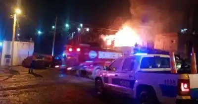 Una cortina cerca de la cocina encendida terminó en incendio: el estado del hombre que estaba adentro