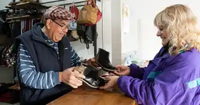 La nueva clientela de los zapateros: zapatillas caras y botines de marca que prefieren arreglar antes que reponer
