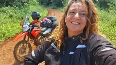 La argentina que convirtió una moto 150cc en su hogar y ya recorrió más de 125.000 kilómetros