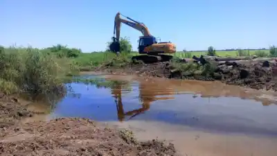 Los canales que limpian en el Chaco para que las lluvias de El Niño no castiguen al campo