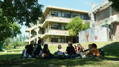 Manipularon fotos de estudiantes con IA y las subieron a sitios porno: qué se sabe de la causa
