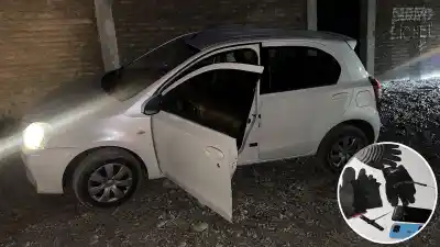 Huyeron a contramano con las luces altas y terminaron escondidos en un auto abandonado