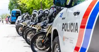 Un policía le robó la tarjeta a su compañero en plena comisaría: el video que lo delató