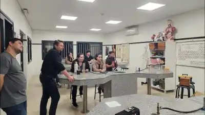 Una carrera para enseñar Física sin miedo: construyen balanzas y péndulos con cartón e hilo