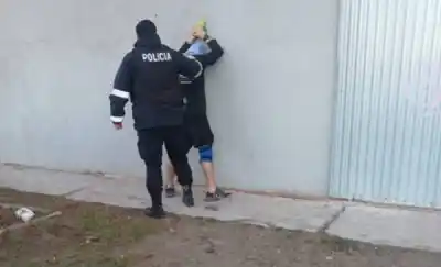 Atacó la casa de su vecina con una molotov y le encontraron cocaína en la zapatilla: ya está libre