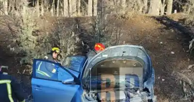 Choque frontal en una curva de la ruta 3: un conductor sufrió fracturas y el tránsito quedó cortado