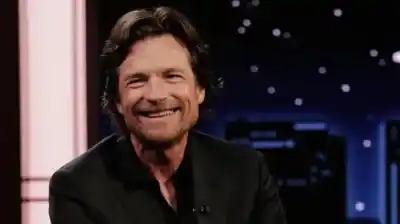Jason Bateman y David Harbour revelan el oscuro secreto detrás de su nueva serie: “Termino muerto a los 10 minutos”