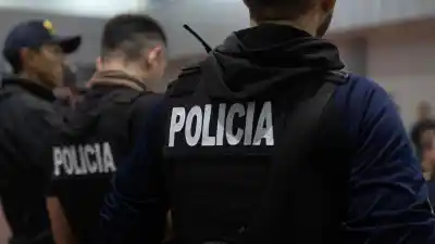 Un policía recién llegado, sin arma y con un antecedente que lo complica: el robo a un compañero que no pudo ocultar