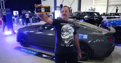 Funes despliega un universo automotor: desde un auto eléctrico de 130 mil dólares hasta la joya histórica de Rosario