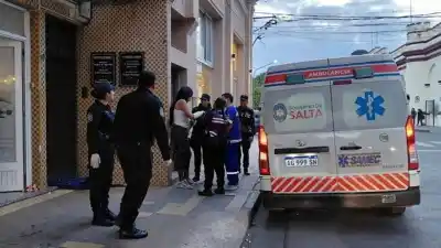 Pagó por un tatuaje que no le gustó y dejó el local hecho un desastre