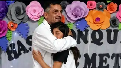 La despidió con un abrazo en el acto escolar y hoy la llora el paraje: la carta del maestro a su alumna