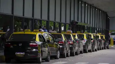 Viaje compartido en taxi: la prueba piloto que buscan imponer en Rosario