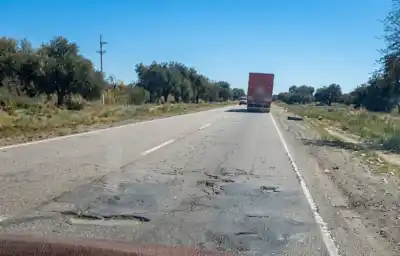 Un viaje de 300 km que se volvió una apuesta: los pozos que ya mataron a seis personas en la Ruta 34