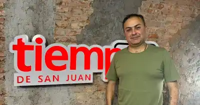 Canta en los escenarios, pero también trabaja en un hospital: la doble vida de Adrián Cuevas