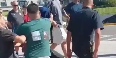 Mar del Plata: Vecinos frenaron a motochorro en pleno paseo costero y el desenlace fue filmado