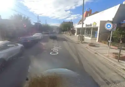 Esperaba el colectivo, se acercó un auto a preguntar una dirección y el acoso la paralizó