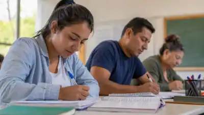 Si te quedaron hasta 5 materias del secundario, tenés una nueva chance: cómo anotarte