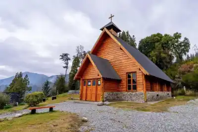 La capilla de piedra junto al lago que pocos descubren en Villa Traful
