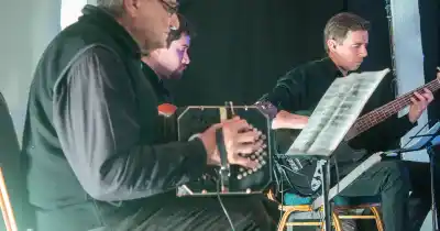 Con un dúo de bandoneones y un coro, Rivadavia celebra los seis años de su orquesta de tango