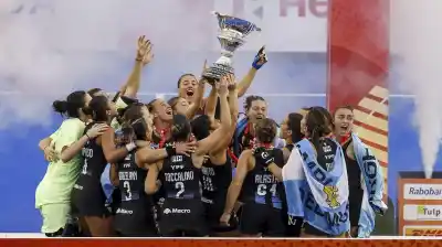Festejaba el Mundial con Las Leonas y de repente sintió un codazo: lo que tenía en la boca la dejó helada