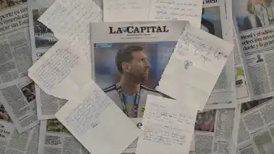 Un buzón en plena peatonal recibe las cartas de despedida que Rosario le deja a Messi