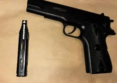 Allanaron una casa en pleno centro y secuestraron un arma poco común